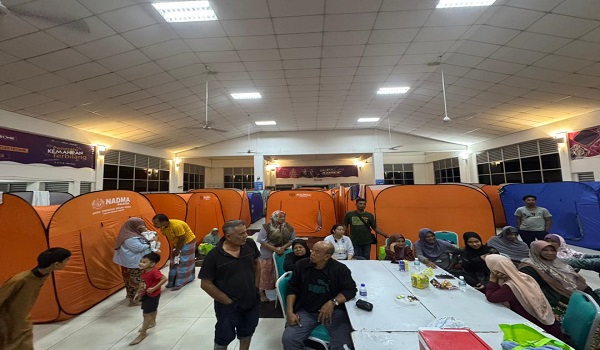 Penduduk terjejas banjir menerima sumbangan disampaikan oleh Pegawai Khas kepada Timbalan Perdana Menteri, Datuk Seri Fadillah Yusof, Neow Choo Seong di Taiping Perak /RTM